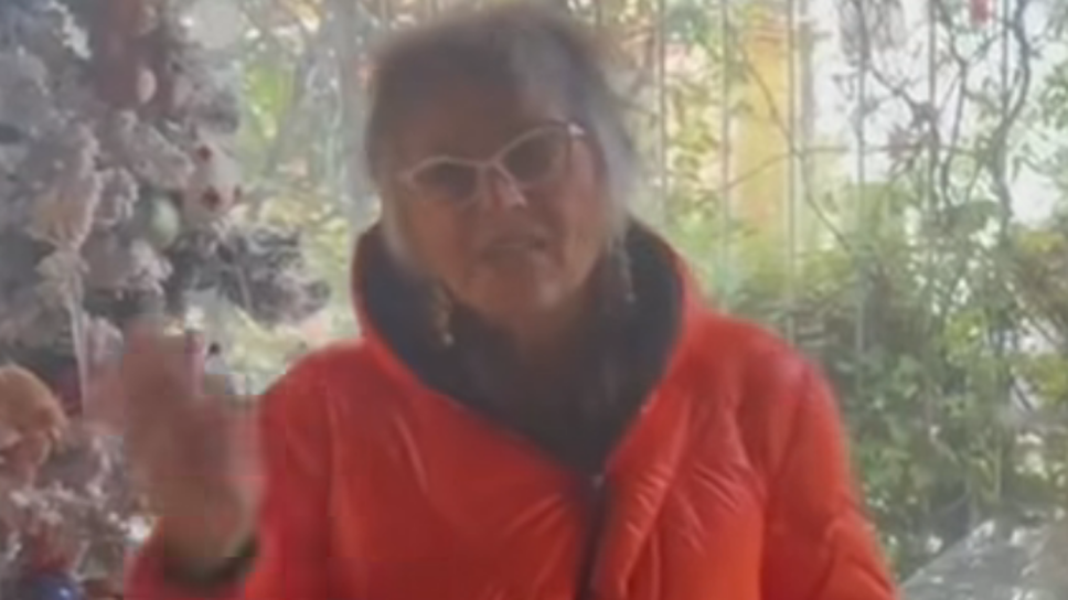 Giuliana D’ambrosio nel video in cui denuncia il furto dei regali per i bambini della Fondazione Rava: ««Fate un bel gesto, riportateli»