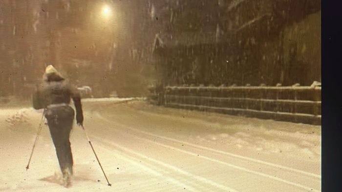 Serata con la neve: torna a fioccare in Valle. A Carona si scia per strada   Il video