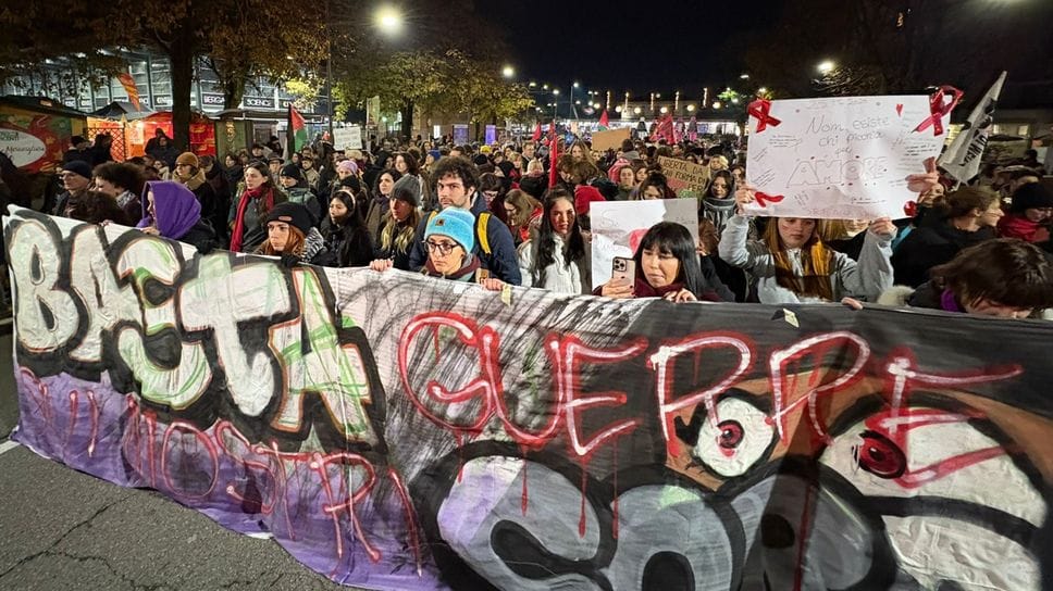 «Basta guerre sui nostri corpi», lo striscione in testa al corteo