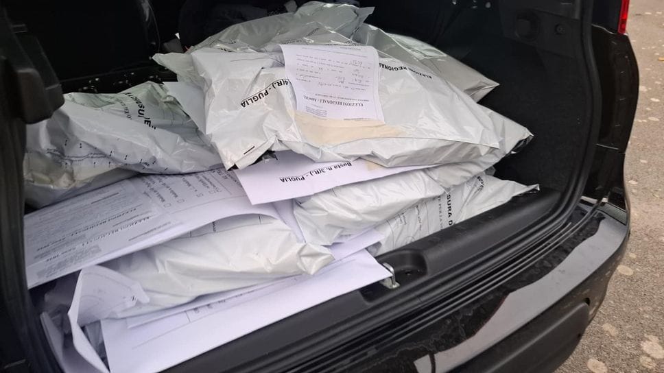 I pacchi di schede elettorali non usate a causa del diffuso astensionismo nelle Regionali in Pugliua