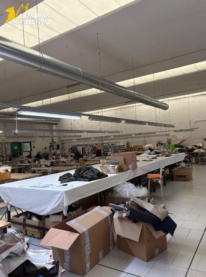 Il laboratorio tessile di Romano nel quale sono stati scoperti 5 lavoratori in nero. La titolare è stata denunciata