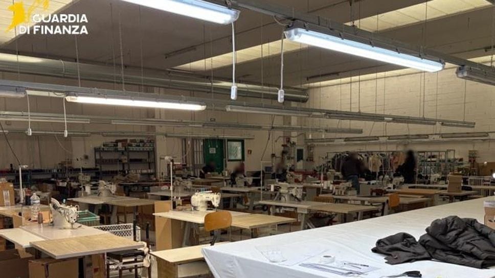Il laboratorio tessile di Romano nel quale sono stati scoperti 5 lavoratori in nero. La titolare è stata denunciata