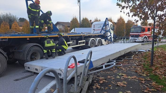 Tragedia sfiorata a Brignano, tir perde lastra di 20 tonnellate che finisce sulla pista ciclabile  Foto