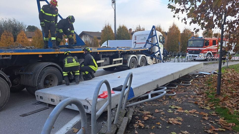 I vigili del fuoco al lavoro sul tir che ha perso il carico a Brignano. Una pesante lastra di cemento è finita sulla pista ciclabile, fortunatamente in un momento in cui non passava nessuno.