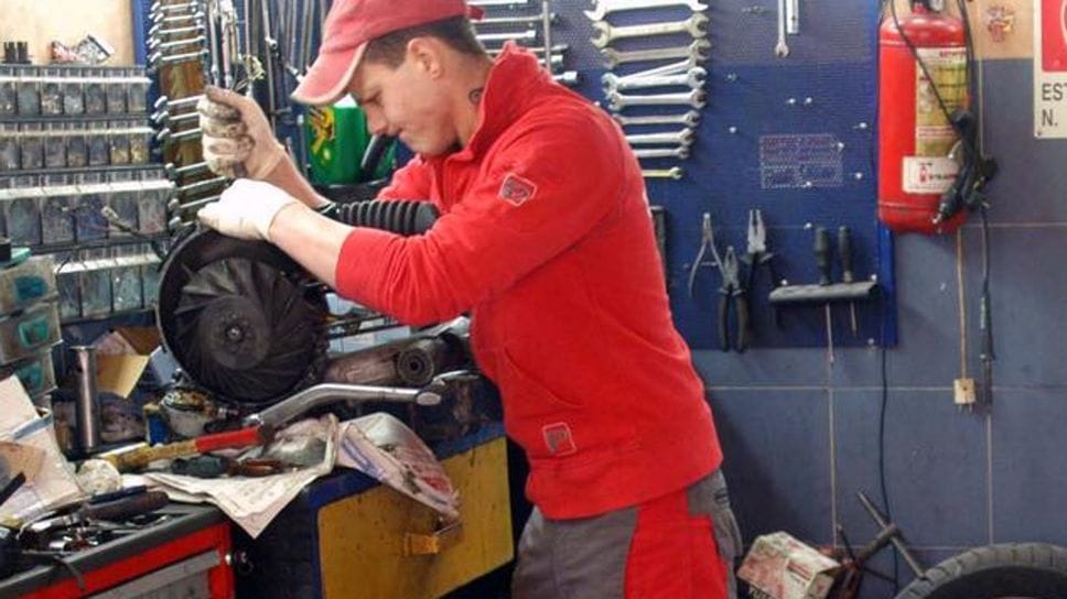 Un giovane al lavoro in un’officina. Il bando regionale mette a disposizione un milione di euro per percorsi formativi in apprendistato