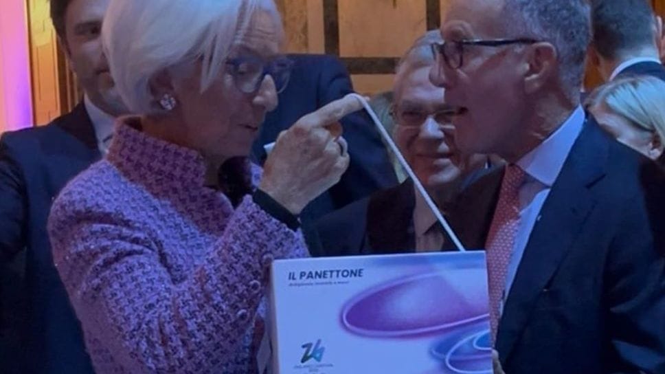 Christine Lagarde riceve il panettone da Paolo Magri