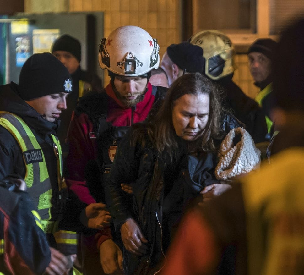 Una donna portata in salvo da un condominio a Kiev bombardato dai russi lunedì notte