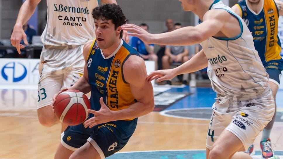 Con la palla in mano Matteo Galassi, esterno bolognese di 27 anni, ingaggiato dalla Tav Treviglio