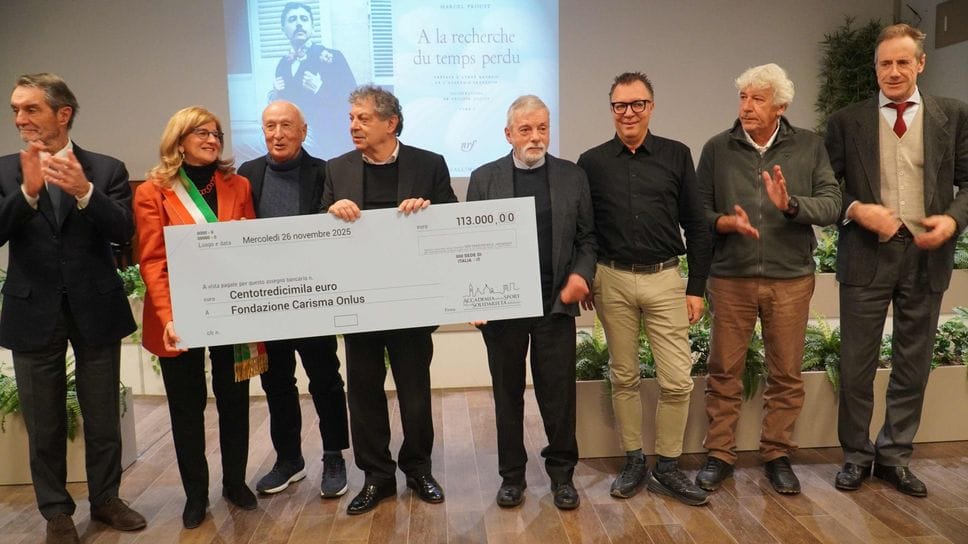 La consegna simbolica dell’assegno di 113mila euro delle donazioni raccolte