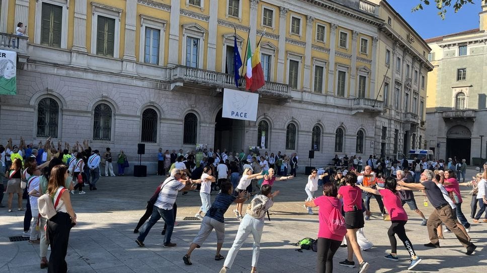 Un’iniziativa degli Stati generali del volontariato bergamasco 2025, davanti a Palazzo Frizzoni in città