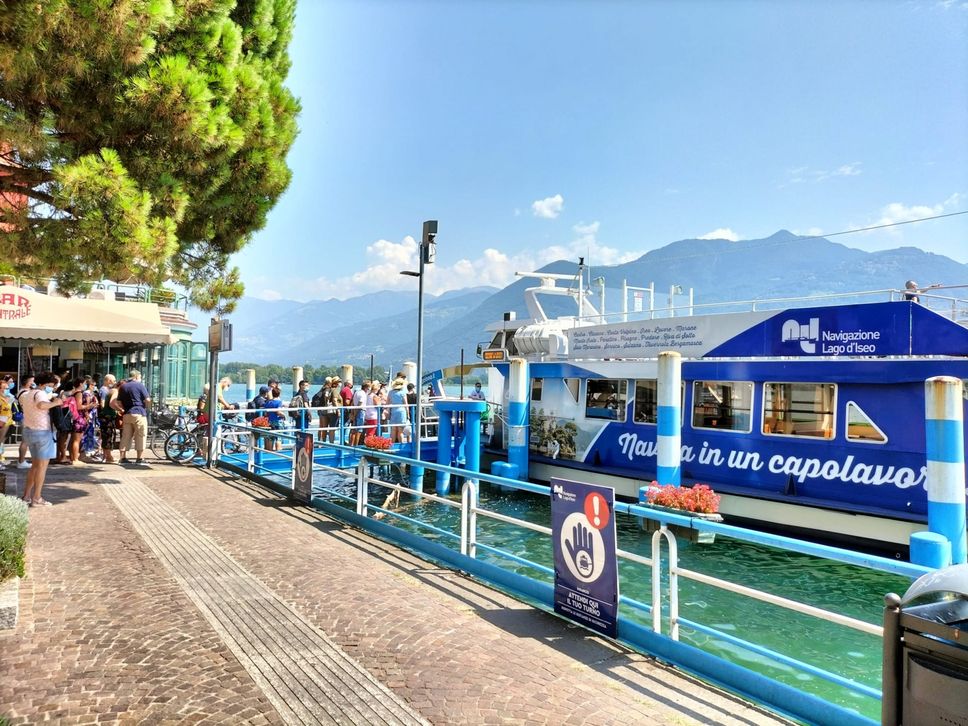 Turisti in attesa di salire su una motonave sul lago d’Iseo