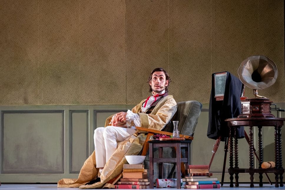 L’attore e cantante Lorenzo Gatto sulla  scena de «Il furioso Gaetano nell’isola di Santo Domingo»