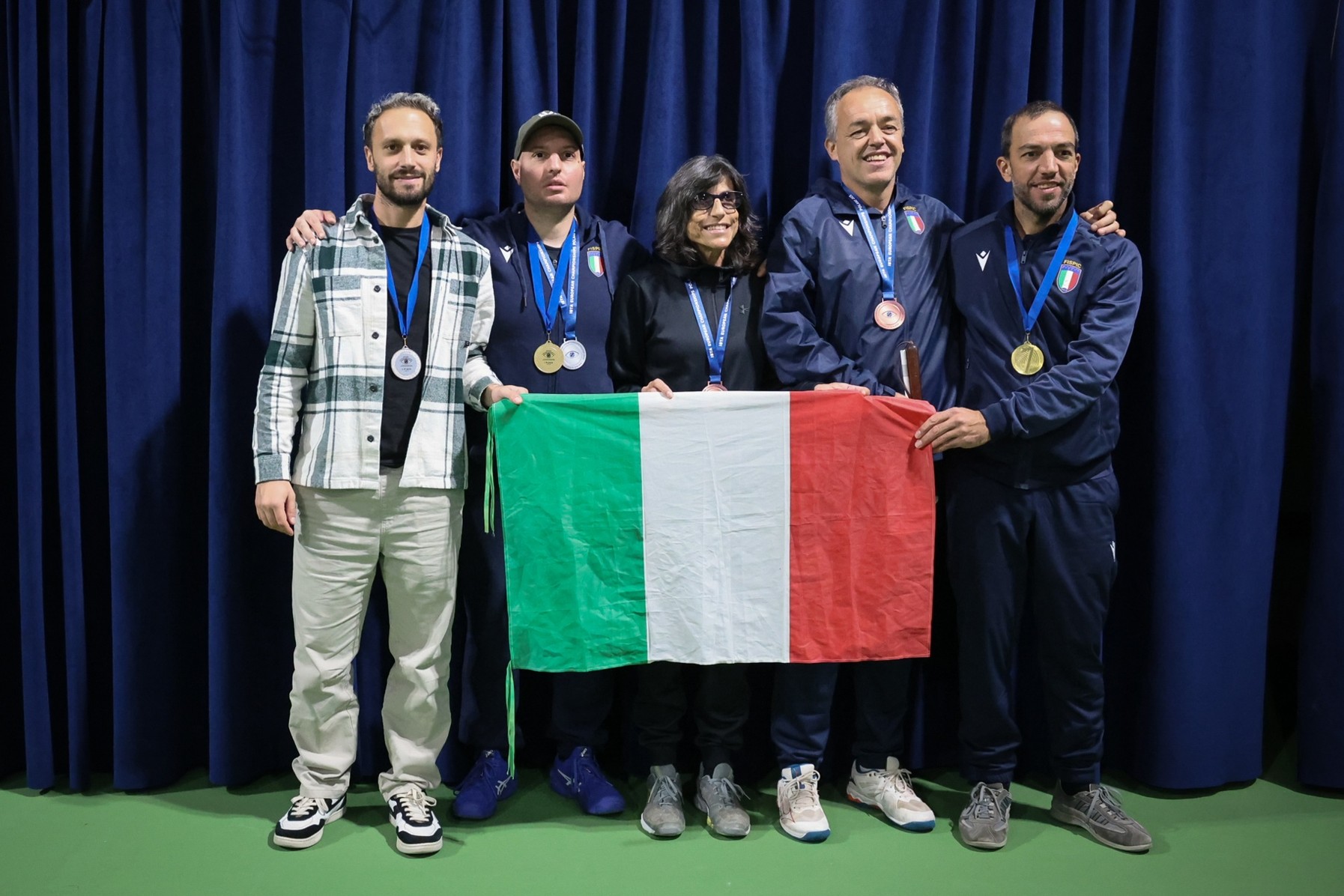 Davide Viglianti festeggia i successi degli Europei di blind tennis con i compagni della Nazionale