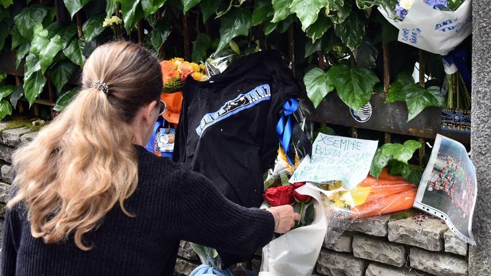 Fiori davanti al luogo dell’omicidio in via dei Ghirardelli