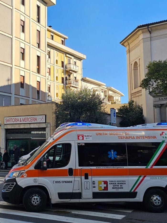 Mortale di via Camozzi a Bergamo: l’ambulanza in azione