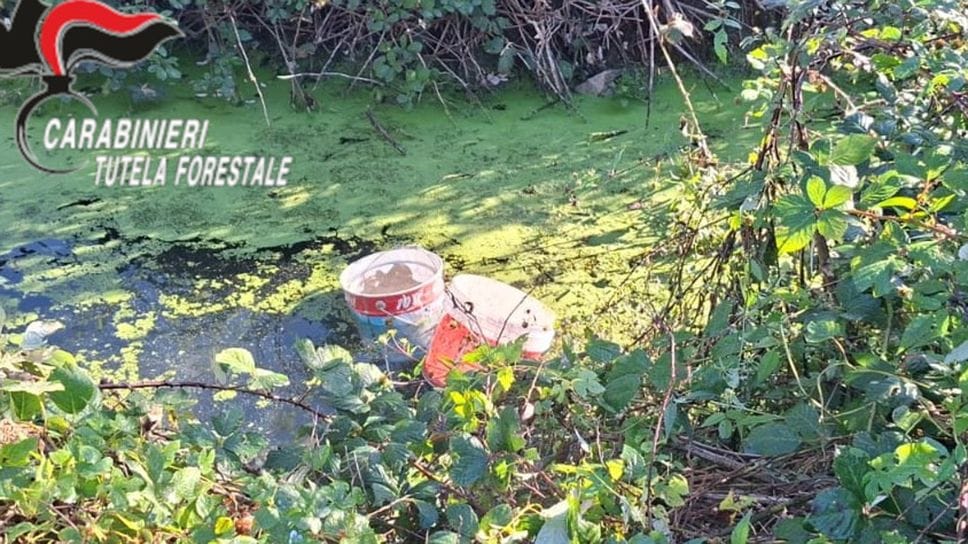 Bidoni e materiale edile abbandonato a Costa Volpino