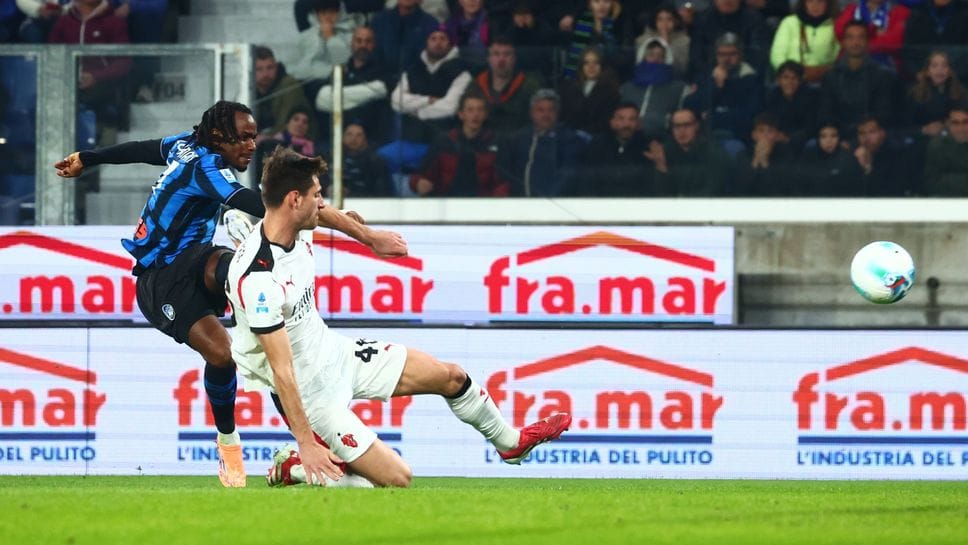 Ademola Lookman in azione e in gol contro il Milan. L’attaccante nigeriano dovrebbe partire dal 1’ mercoledì 5 novembre nella sfida di Champions a Marsiglia