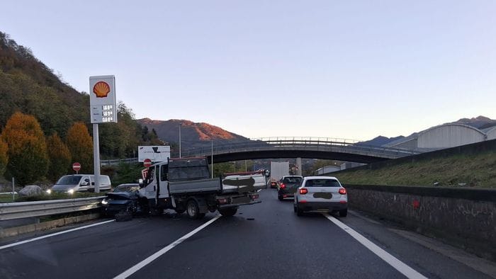 https://storage.ecodibergamo.it/media/photologue/2025/11/3/photos/cache/nuovo-incidente-sulla-671-ad-albino-scontro-tra-un-camioncino-e-unauto-un-fer_91f0772c-b8bb-11f0-b324-45bec001a27a_1920_1080_v3_large_16_9.jpg