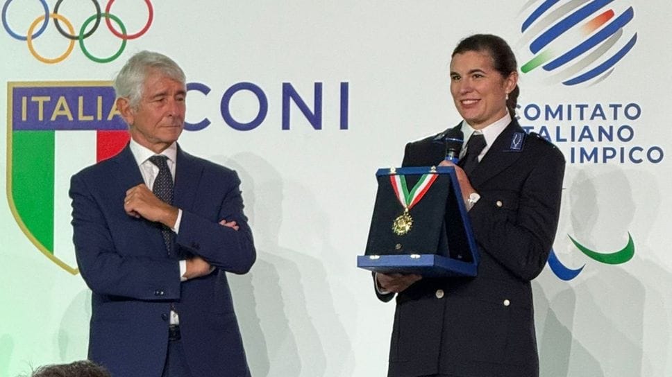 Claudia Cretti (ciclismo paralimpico su pista) con il ministro Andrea Abodi durante la cerimonia di premiazione