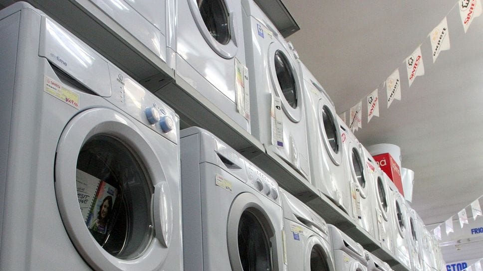 Lavatrici in un negozio, in una foto di repertorio