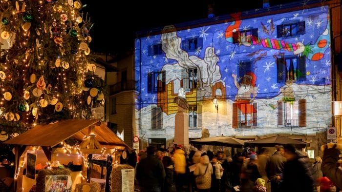 https://storage.ecodibergamo.it/media/photologue/2025/11/30/photos/cache/a-lovere-si-accendono-le-luci-di-natale-foto_11d01d2a-cdee-11f0-b2e2-19db71bb2f4f_1920_1080_v3_large_16_9.jpeg