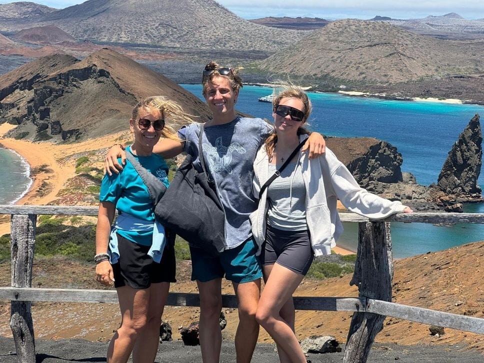 Francesco insieme alla mamma e alla fidanzata, siberiana, che sta studiando all’Università di Bergamo