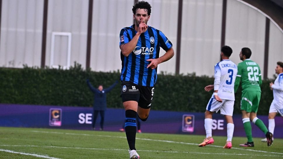 Giulio Misitano festeggia il gol del 3-1 che ha chiuso di fatto la gara contro il Siracusa. I nerazzurri di Bocchetti riscattano la sonante sconfitta a Vercelli