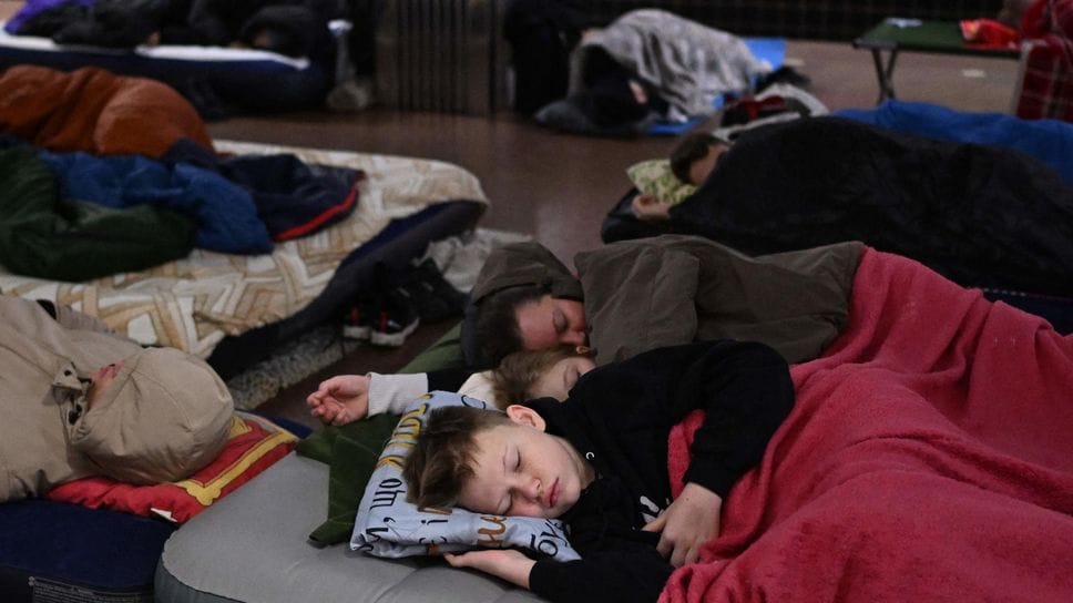 In una stazione della metro di Kiev di notte per proteggersi dai bombardamenti russi