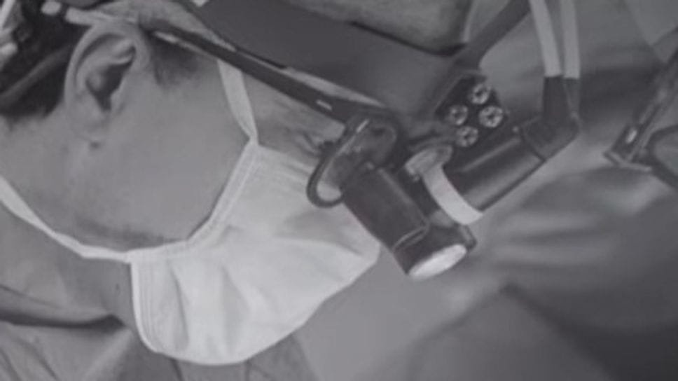 Un giovane Ottavio Alfieri impegnato in un intervento al cuore