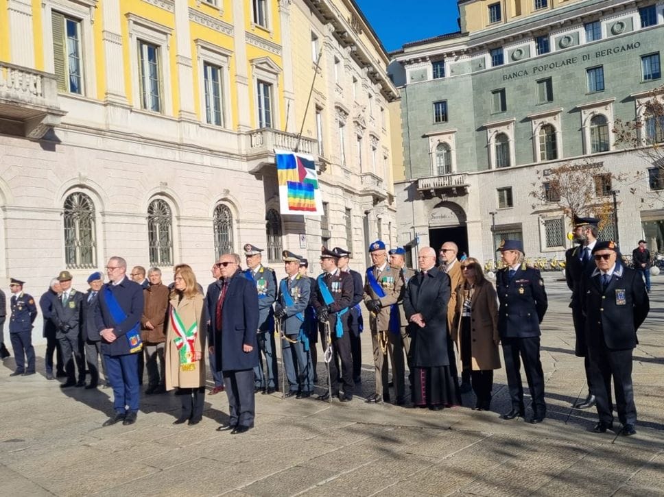 La cerimonia del 4 Novembre davanti a Palazzo Frizzoni a Bergamo