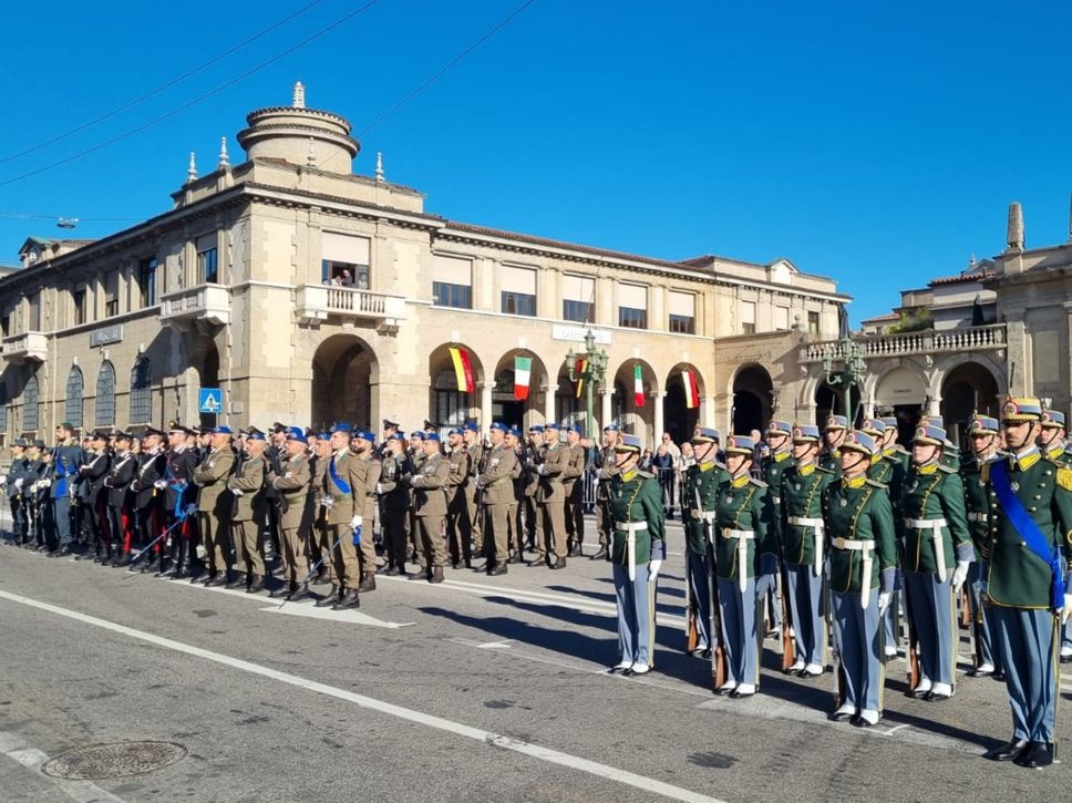 Le forze armate presenti in piazza Vittorio Veneto
