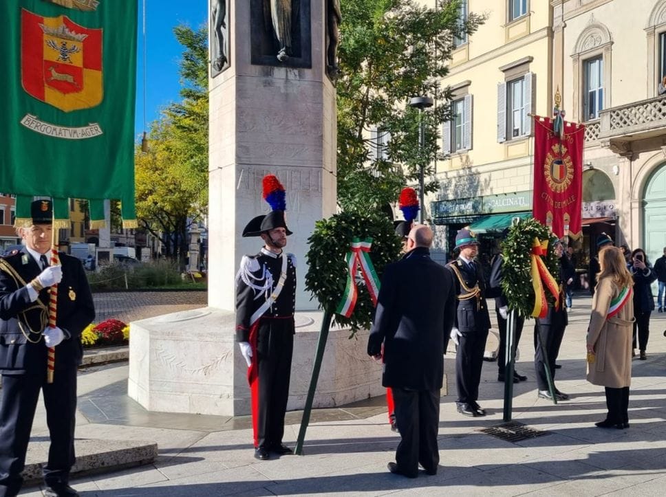 Corone d’alloro al monumento ai Fratelli Calvi