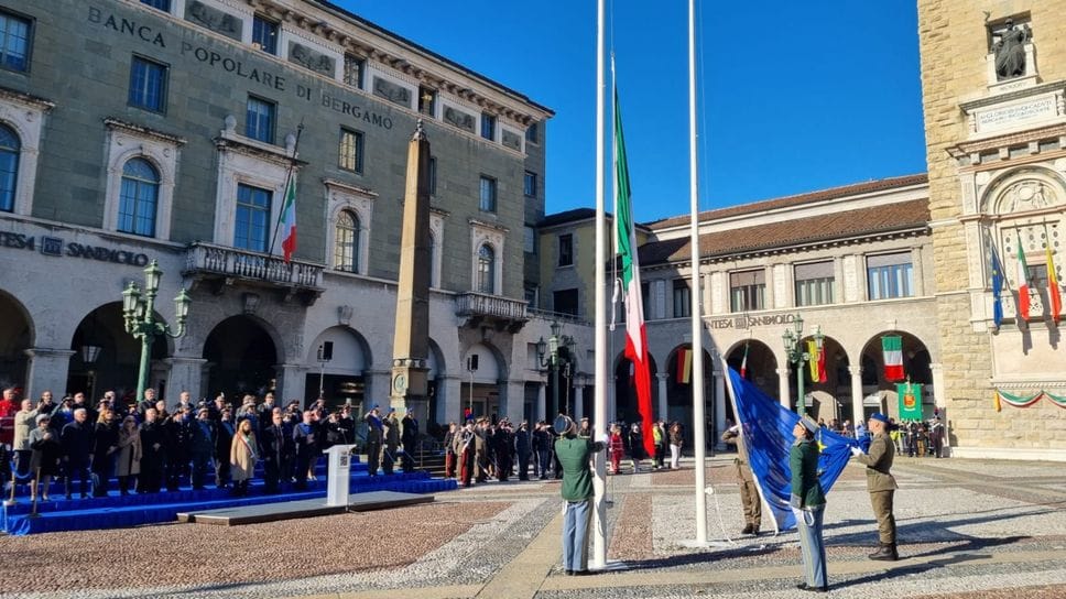 Un momento della cerimonia del 4 Novembre in piazza Vittorio Veneto