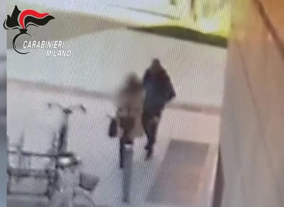 Il fermo immagine, tratto da un video dei Carabinieri, mostra il momento dell'accoltellamento, 03 novembre 2025