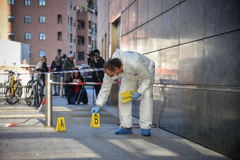 I Carabinieri della Sezione Investigazioni Scientifiche, per i rilievi sul luogo della donna accoltellata in piazza Gae Aulenti, Milano 3 Novembre 2025 ANSA/MATTEO CORNER