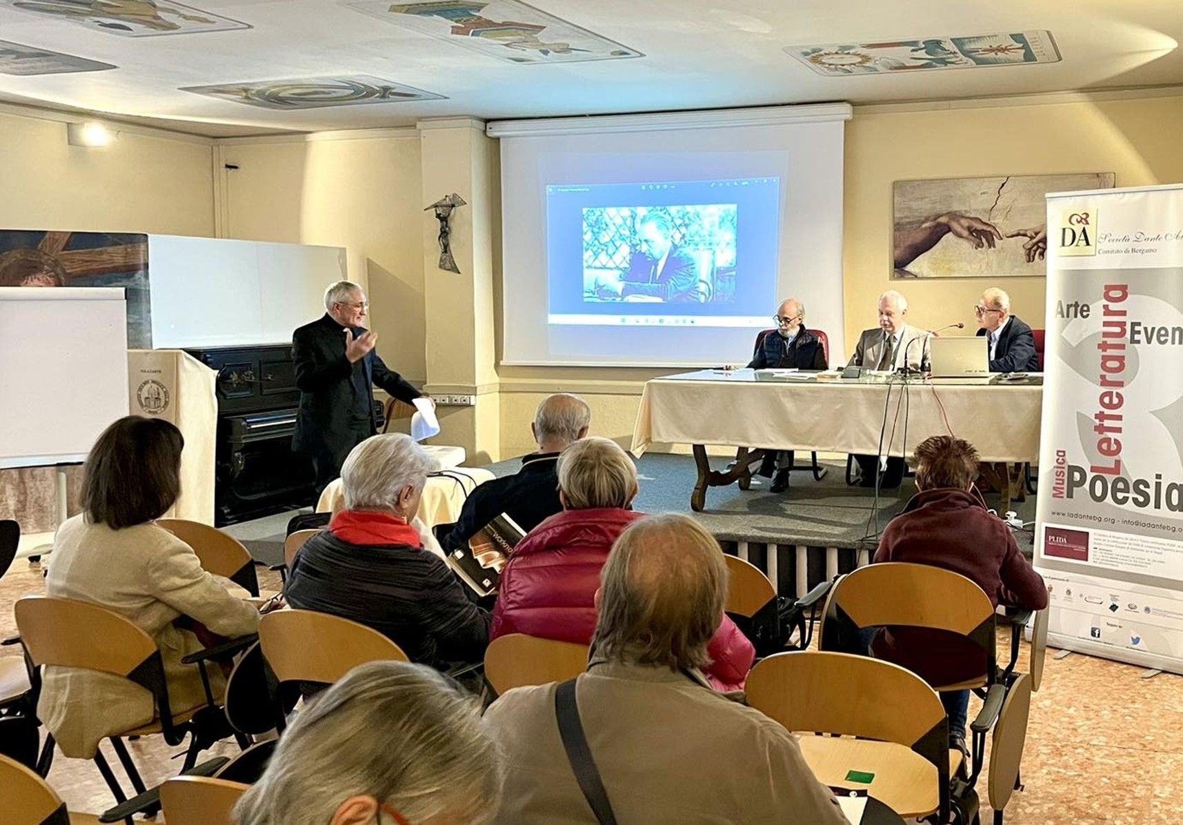 Uno degli incontri della Società Dante Alighieri di Bergamo