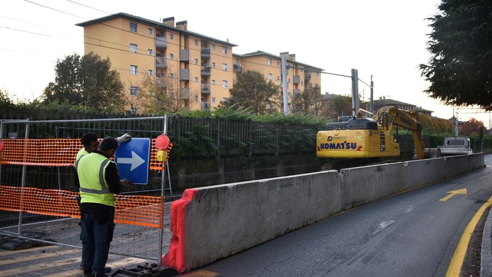 Il cantiere per il treno e il nuovo senso unico in via Rovelli