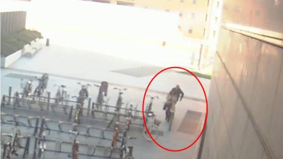 Un fermo immagine poco prima dell’accoltellamento