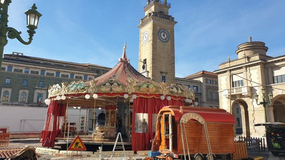 Il montaggio della giostra