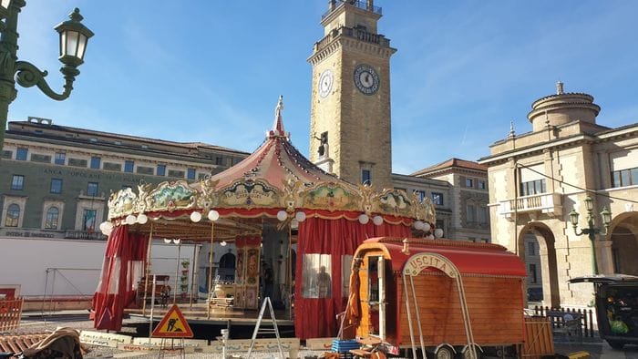 https://storage.ecodibergamo.it/media/photologue/2025/11/6/photos/cache/bergamo-in-centro-torna-la-giostra-di-natale_bf4e5aae-bb0e-11f0-b324-45bec001a27a_1920_1080_v3_large_16_9.jpeg