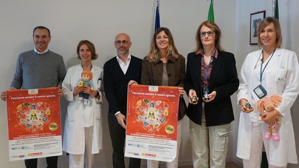 Con le campanelle di Natale e le bambole di pezza del progetto Giocamico, da sinistra: Gualandris, Spada, Rotasperti, Corchia, Cesa, Caffi.