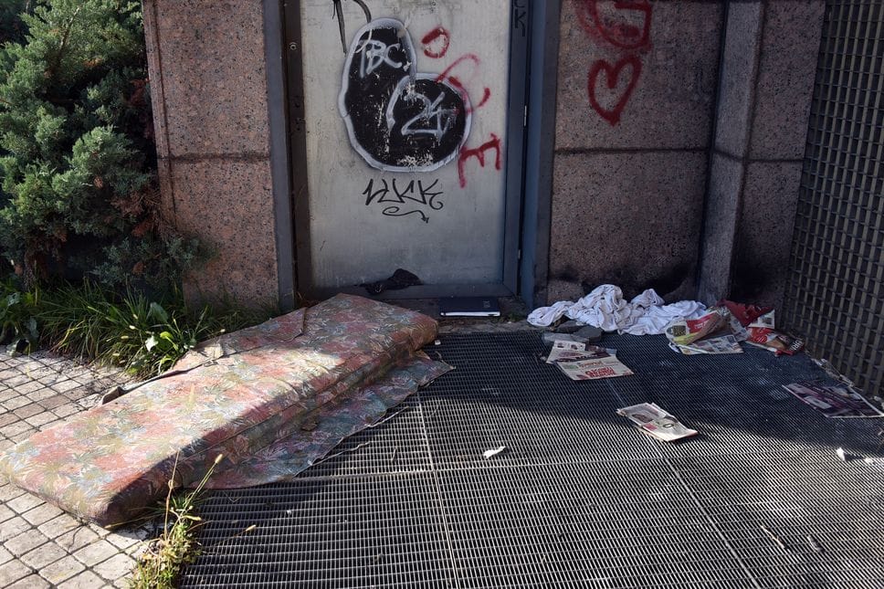 Sporcizia all’esterno dell’ex Una Hotel