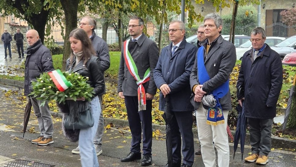La cerimonia di domenica 2 novembre, con le autorità intervenute