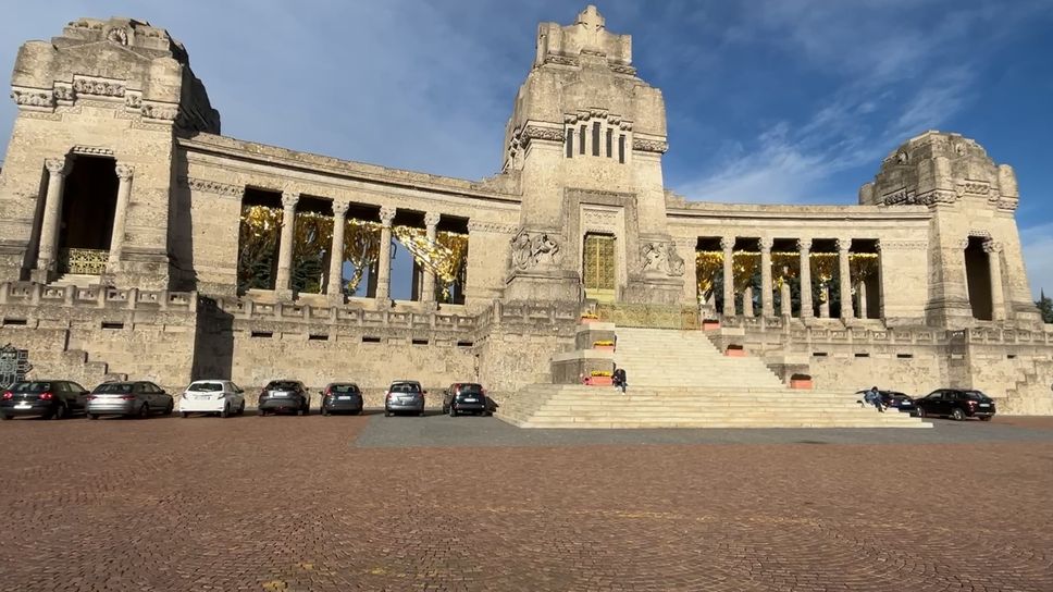 L’installazione Golden Gate di Daniel González all’interno del progetto di Contemporary Locus 17 a cura di Paola Tognon fino al 30 novembre al cimitero Monumentale di Bergamo