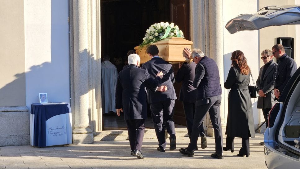 L’ultimo saluto a Dario Gamba, fondatore dello Sportpiù nella chiesa parrocchiale di Santa Maria Immacolata e San Vittore, a Grumello del Piano a Bergamo