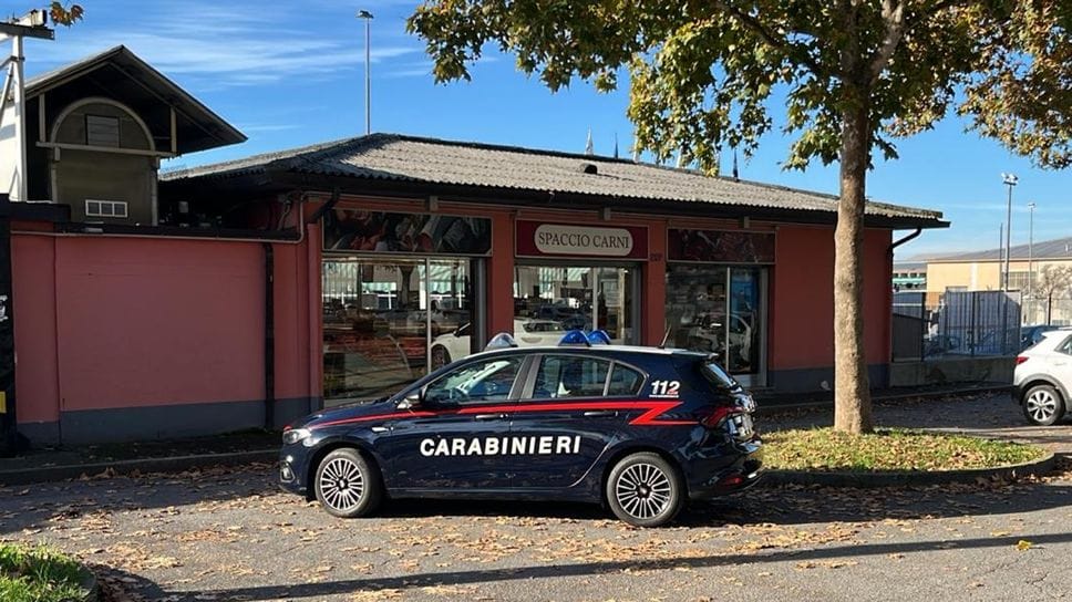 I carabinieri intervenuti allo spaccio carni alla Celadina