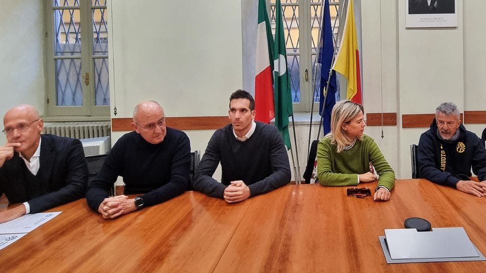 La Pallanuoto Bergamo, venerdì 7 in Comune: Stefano Tadini, Fabrizio Antonello, Stefano Carrara, l’assessore allo Sport Marcella Messina e Sergio Lanza