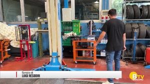 Lascia la Mercedes per tornare sui banchi di scuola, ma da insegnante