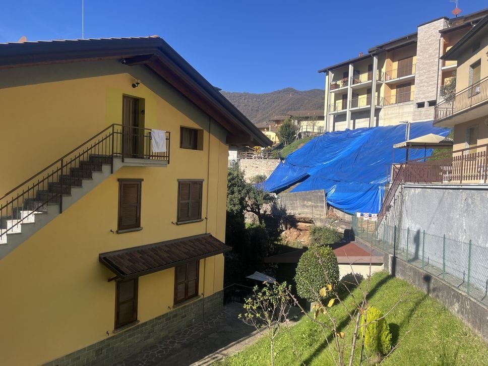 Il versante franato con le case interessate