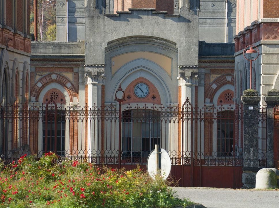 L’orologio fermo alle 16,50 ricorda la chiusura della fabbrica, nel 2003